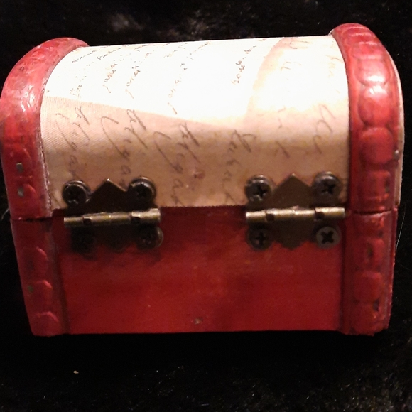 Beautiful Engraved Teak Wood Box - Picture 3 of 4